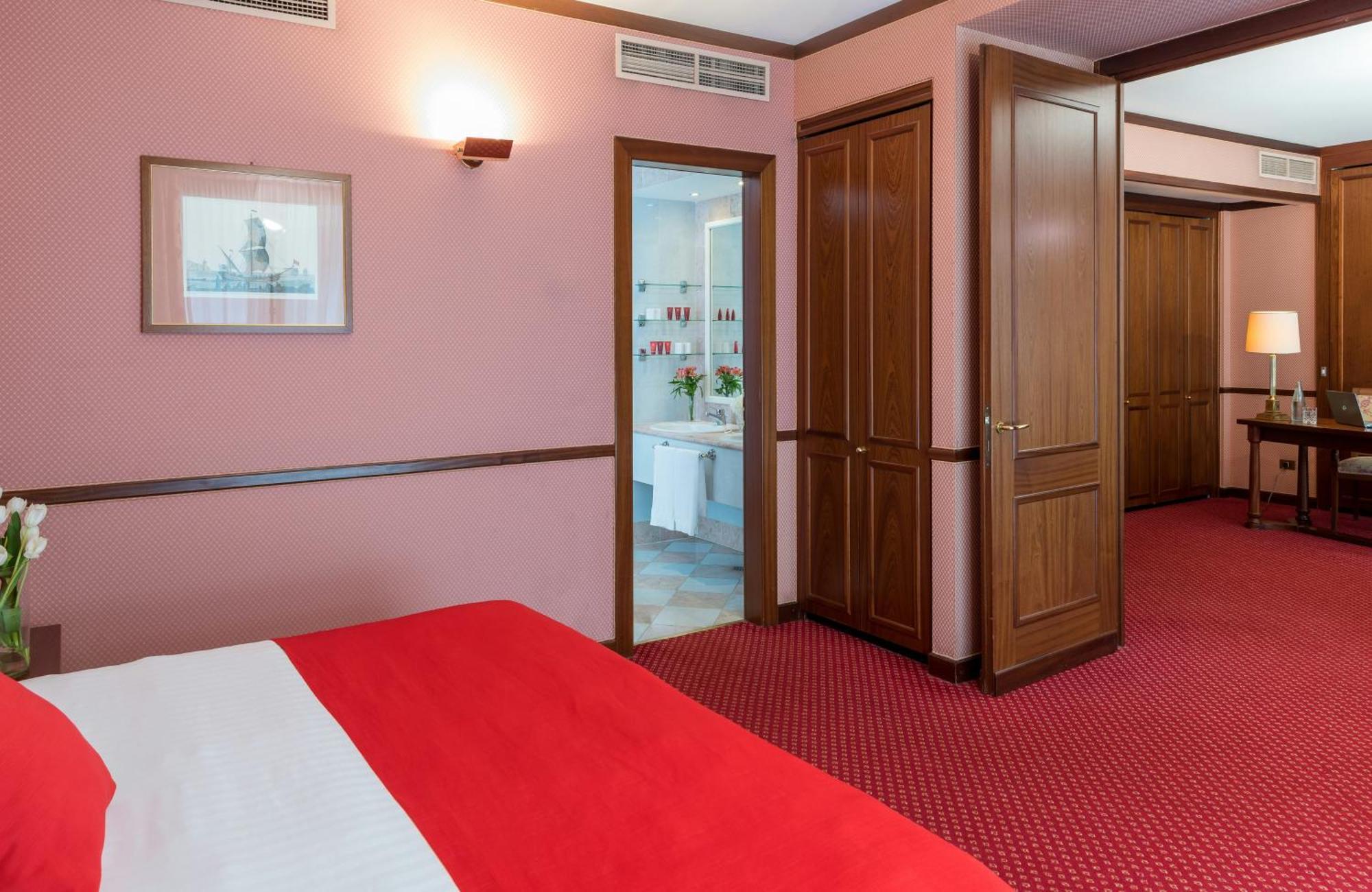 One-Bedroom King Suite (2 Adults)